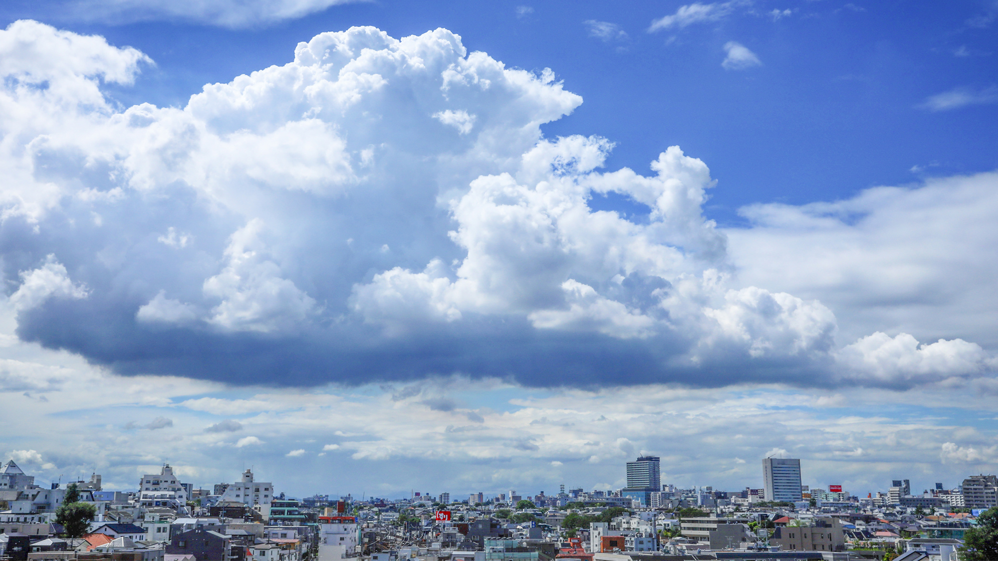 空と街並み
