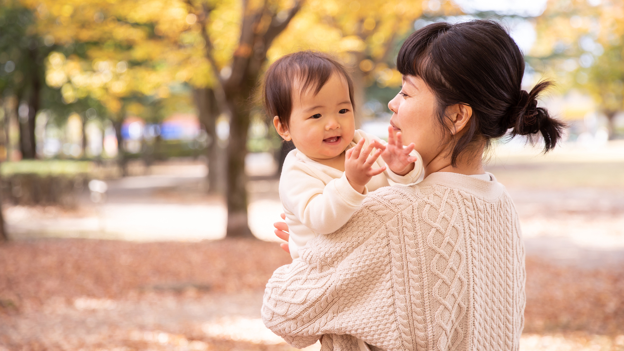 子供を抱いている母