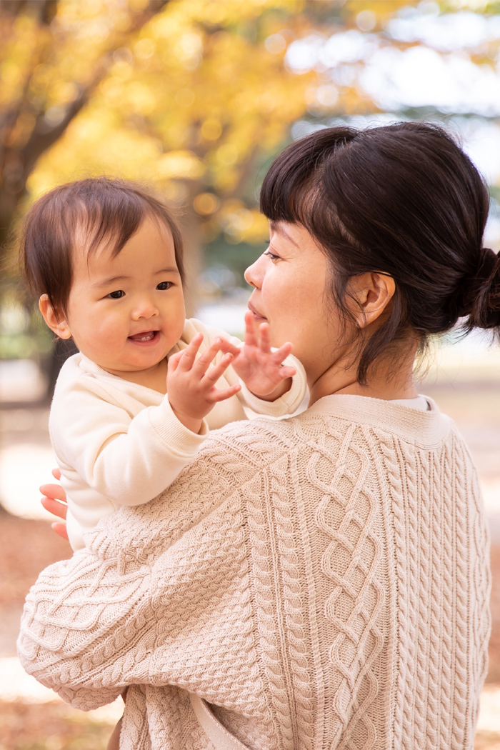 子供を抱いている母