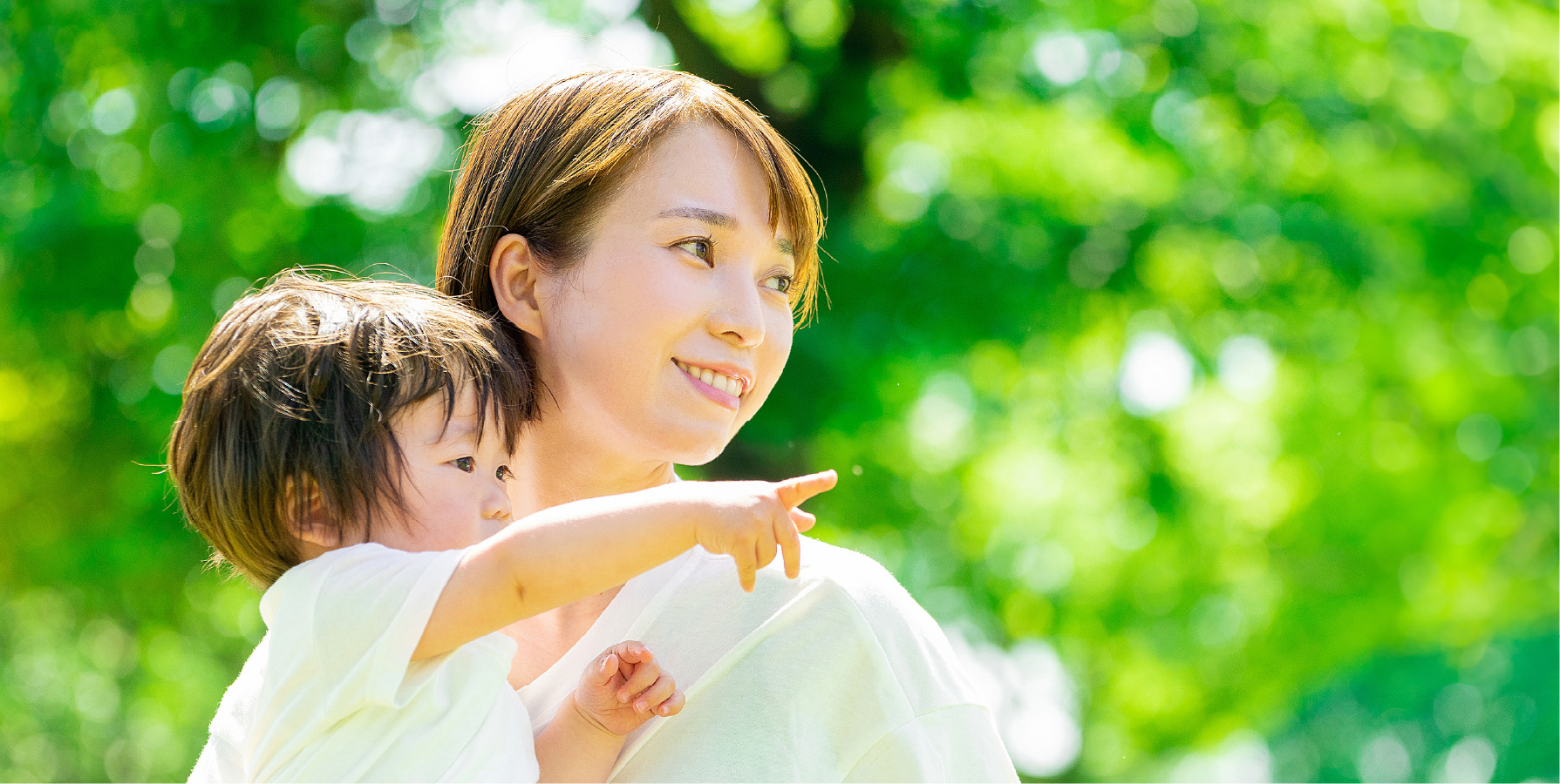 子を抱く母と何かを指をさす子