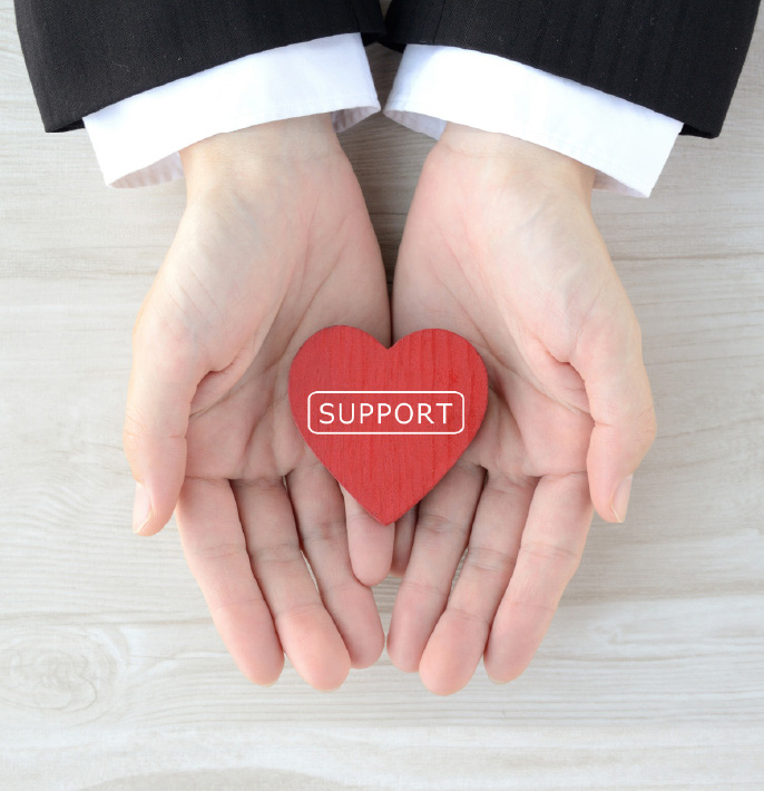 両手の平の上にSUPPORTと書いてあるハートのオブジェ