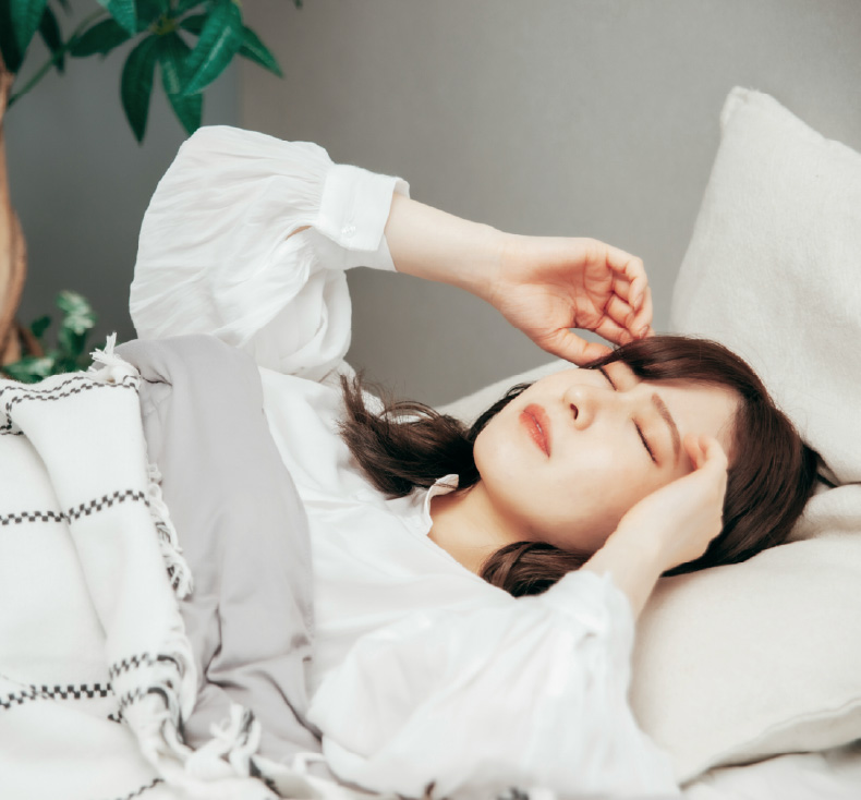 不眠で辛そうな女性