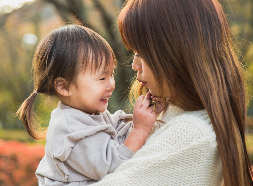 子供を抱いている女性